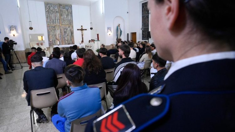 La misa se desarrolló de manera privada, sin acceso al público, y en ella participaron los reclusos, el personal del establecimiento penitenciario y miembros del equipo de seguridad. (Vatican Media)