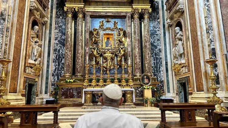 El Papa en oración en la Basílica de Santa María La Mayor