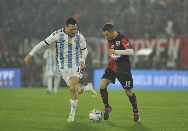 Maxi Rodríguez la lleva y lo persigue con una sonrisa Lionel Scaloni. Maxi Rodríguez la lleva y lo persigue con una sonrisa Lionel Scaloni.