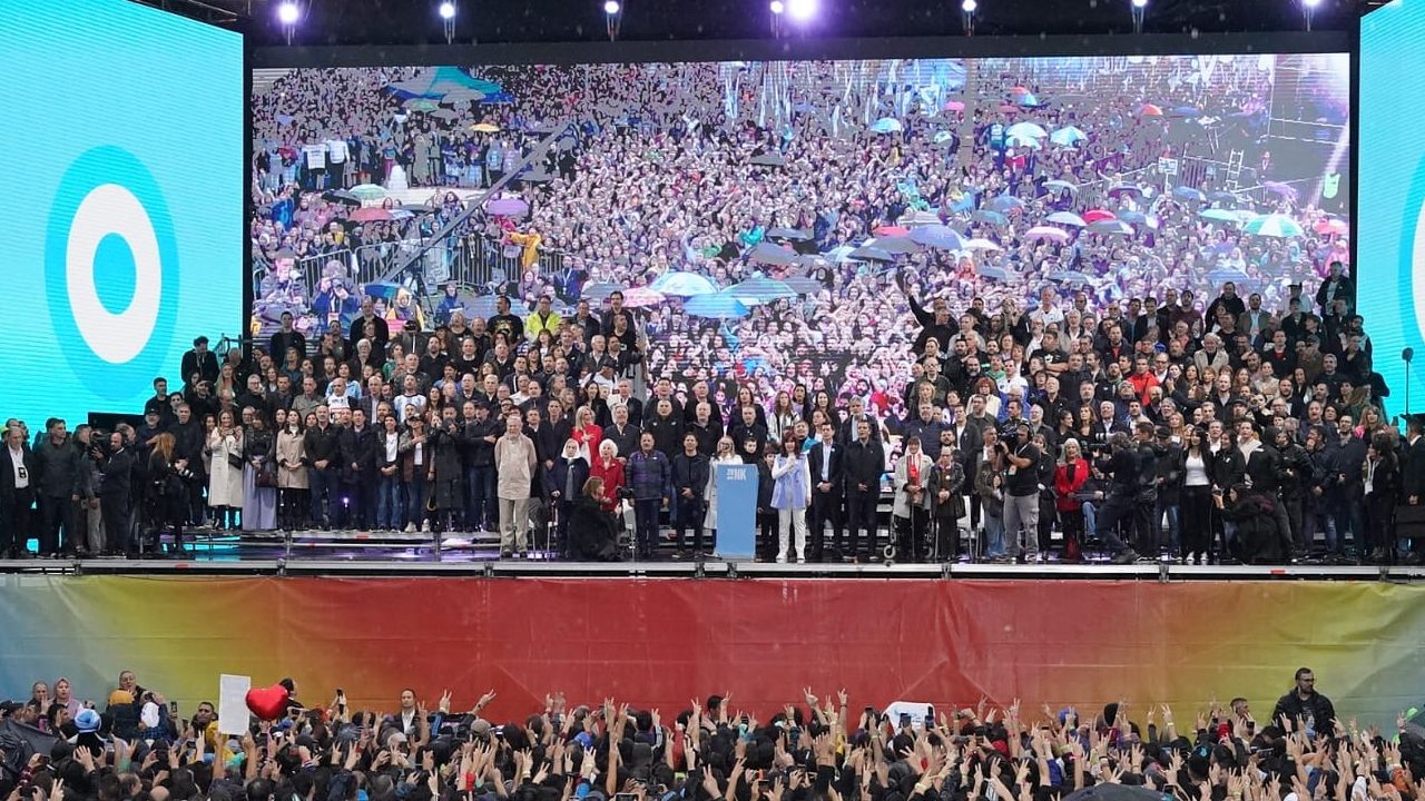 La dirigencia oficialista en el escenario del acto del 25 de Mayo (Franco Fafasuli)