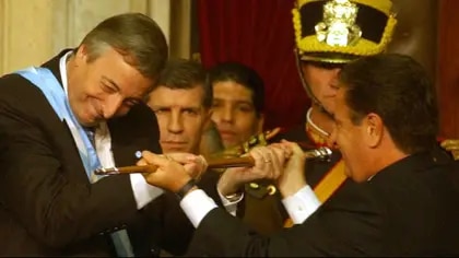 Néstor Kirchner agarró con fuerza el bastón presidencial el 25 de mayo de 2003, como para que nadie duda de quién mandaba