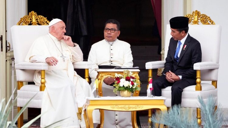 El Papa en Indonesia: «unidad en la multiplicidad, justicia social, bendición divina»