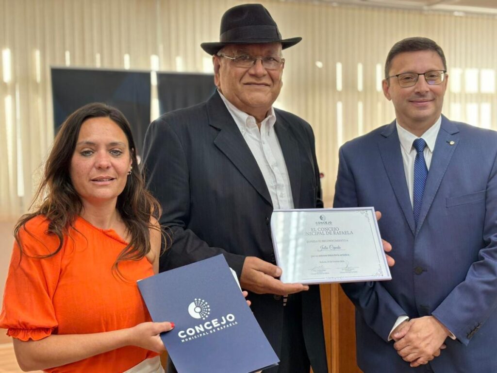 Emocionante reconocimiento al tanguero Julio Villarruel Cepeda