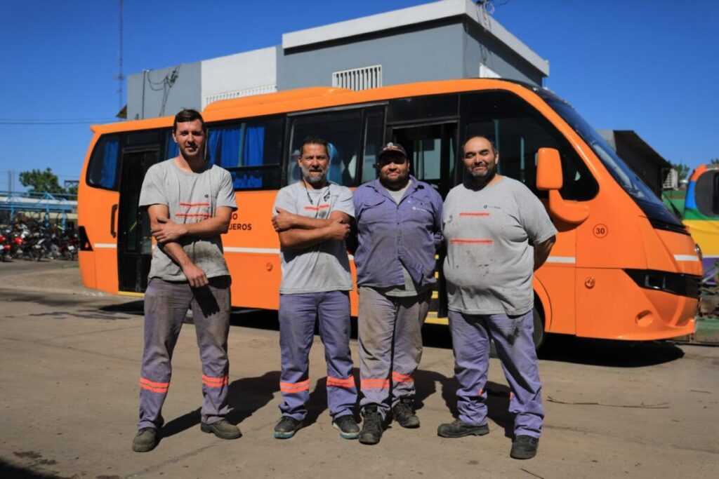 Reconstrucción de la flota municipal de minibuses con mano de obra local