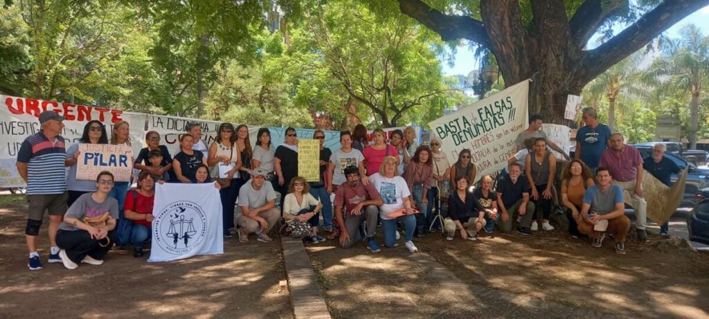 Manifestación por justicia en la Legislatura santafesina