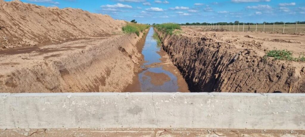 La canalización del “Bajo Peretti” tiene un avance superior al 40%