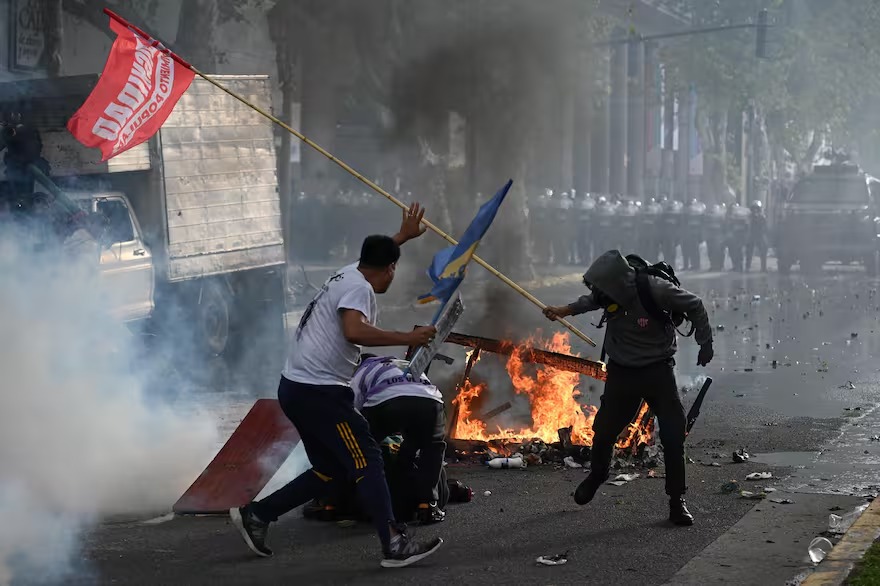 Delincuentes y barrabravas hacen política