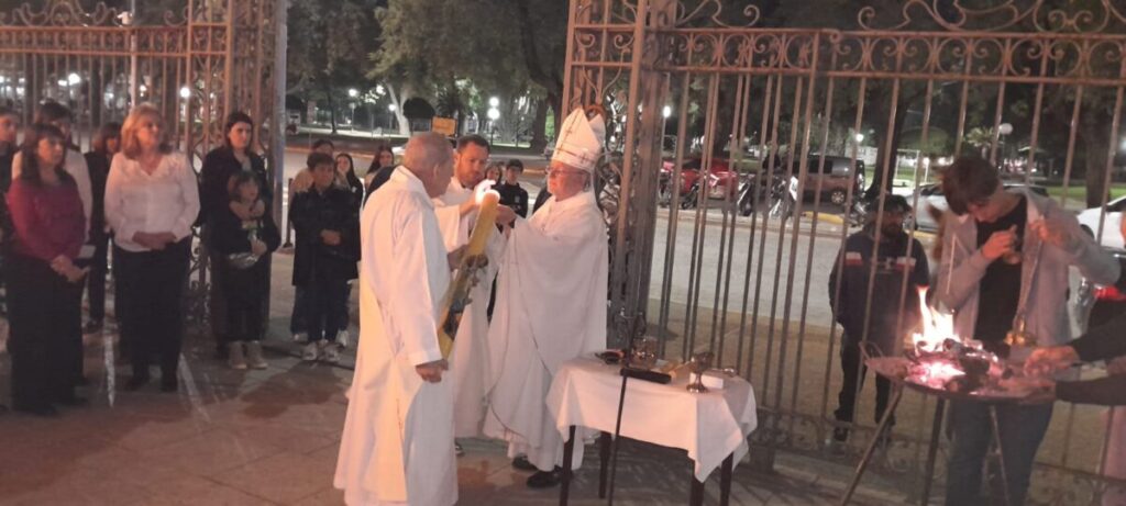 “Jesús está vivo y ha vencido la cruz porque su amor es más fuerte”