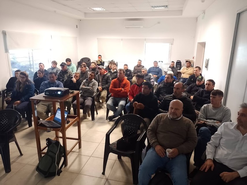 Más de 50 operarios en una jornada sobre sembradoras de grano fino