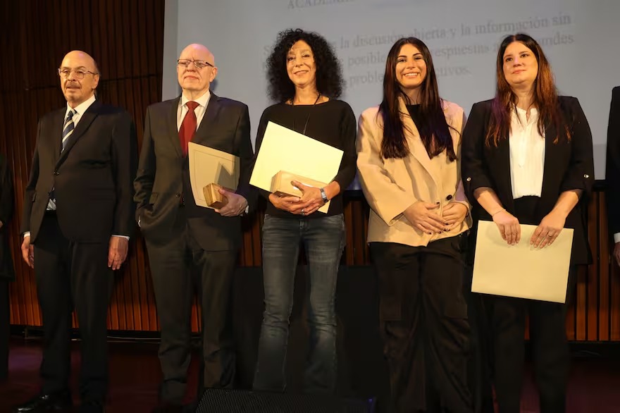 La Academia de Periodismo premió con la Pluma de Honor a Leila Guerriero y Jorge Fernández Díaz