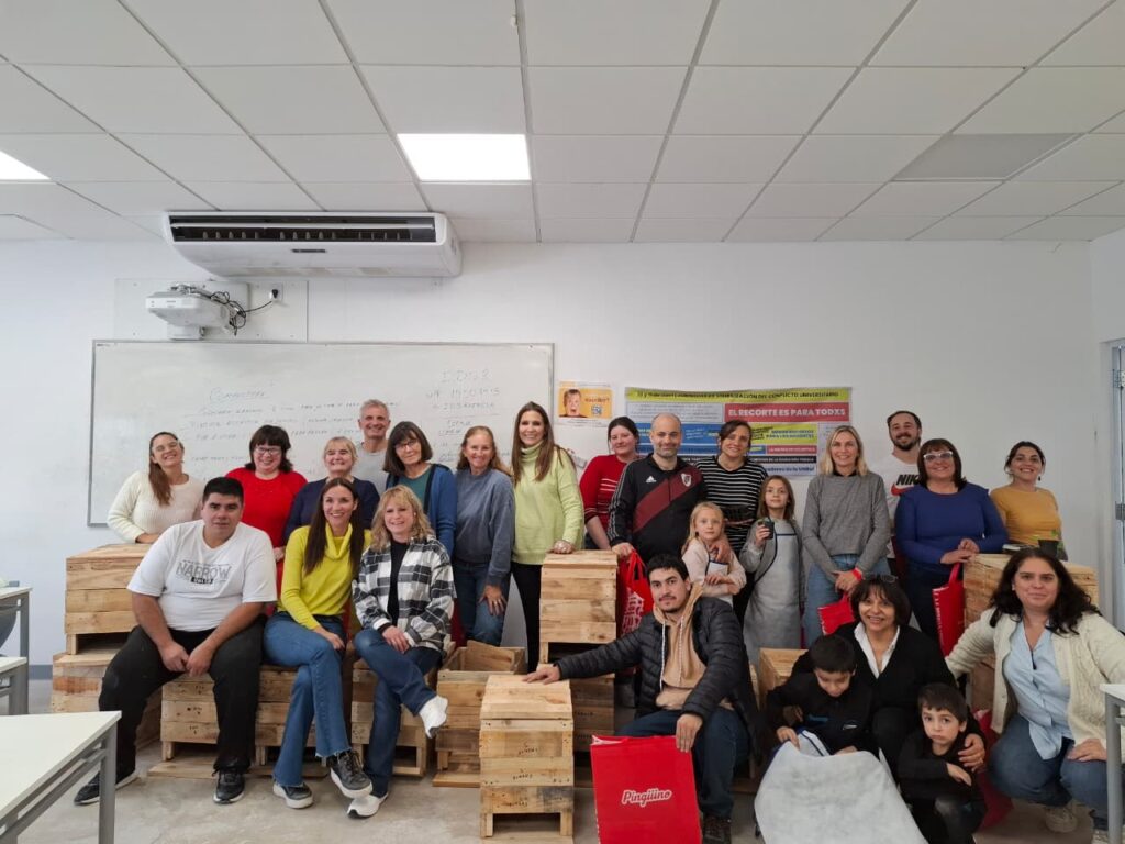 Hubo un taller sobre “construcción de composteras”