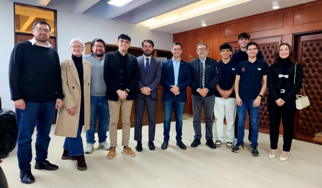 Viotti recibió a estudiantes que ganaron un certamen internacional de tecnología