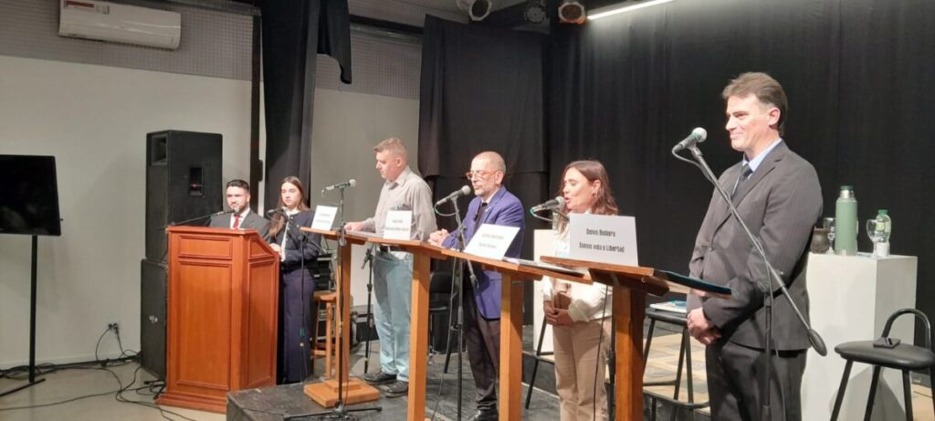 Un picante debate oficial de los cuatro candidatos a concejales