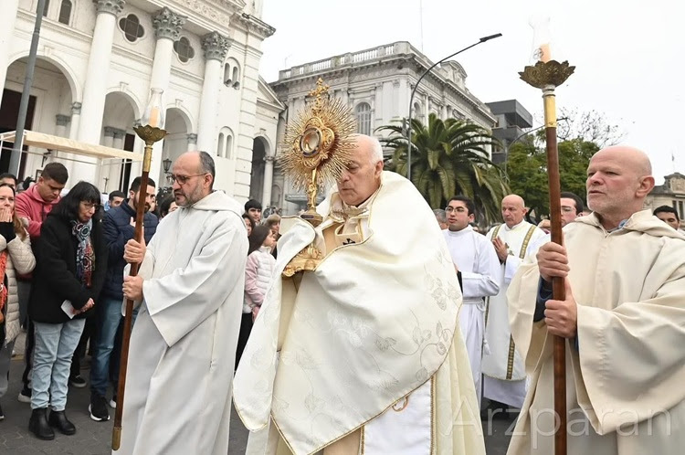 Puiggari se despidió de la arquidiócesis Paraná en la misa de Corpus Christi
