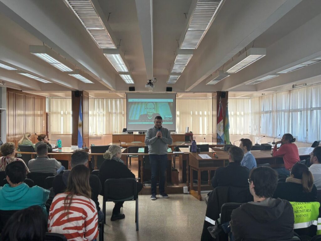 Disertación sobre Inteligencia artificial y gestión gubernamental en el Concejo Municipal