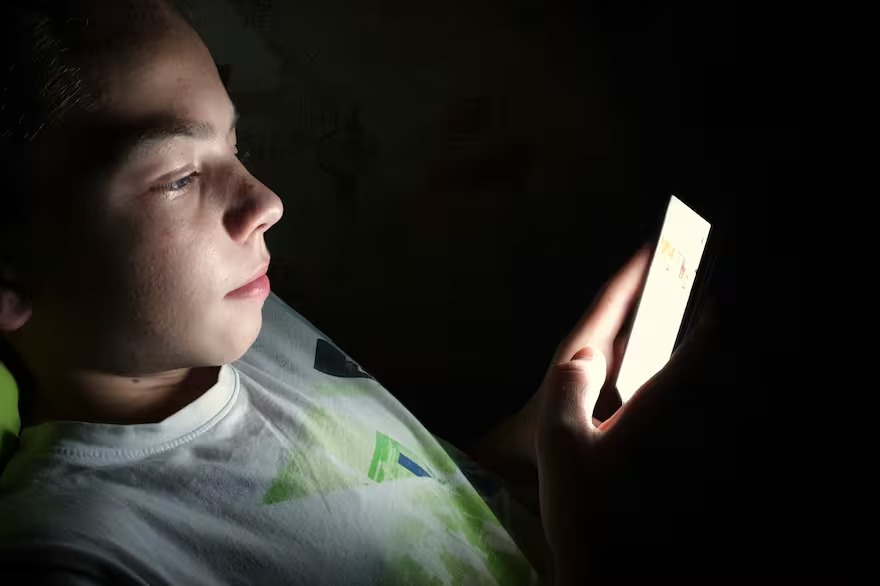 “Hay chicos que están 14 horas por día con el celular”: cómo afecta la hiperconectividad al cerebro adolescente