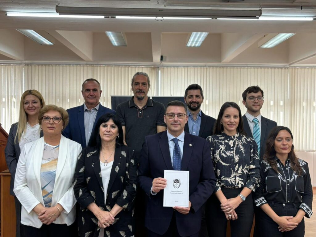 Los concejales y funcionarios locales juraron la nueva Constitución provincial