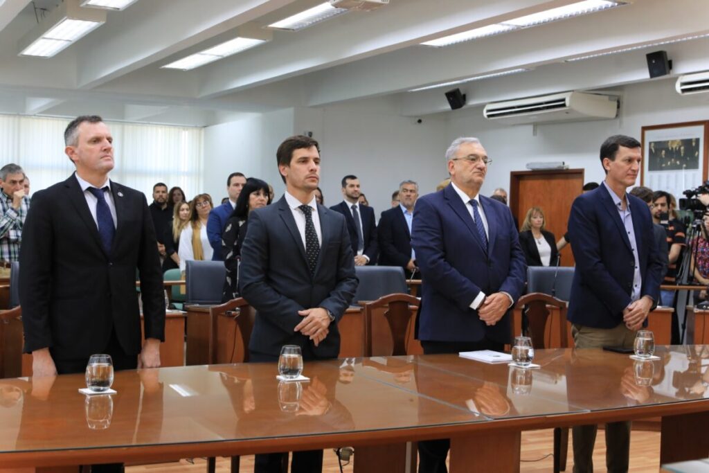 Los concejales y funcionarios locales juraron la nueva Constitución provincial