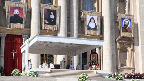 León XIV: los santos son testigos del amor de Cristo