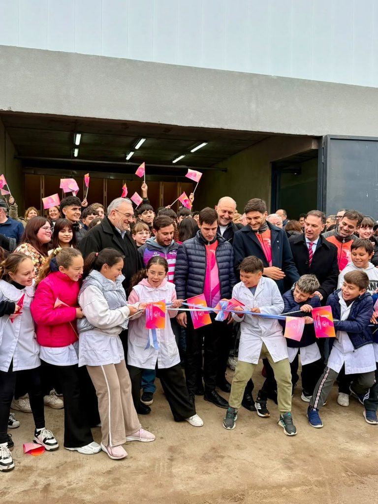 Calvo destacó la continuidad política en la inauguración del “invencible velódromo” de Rafaela