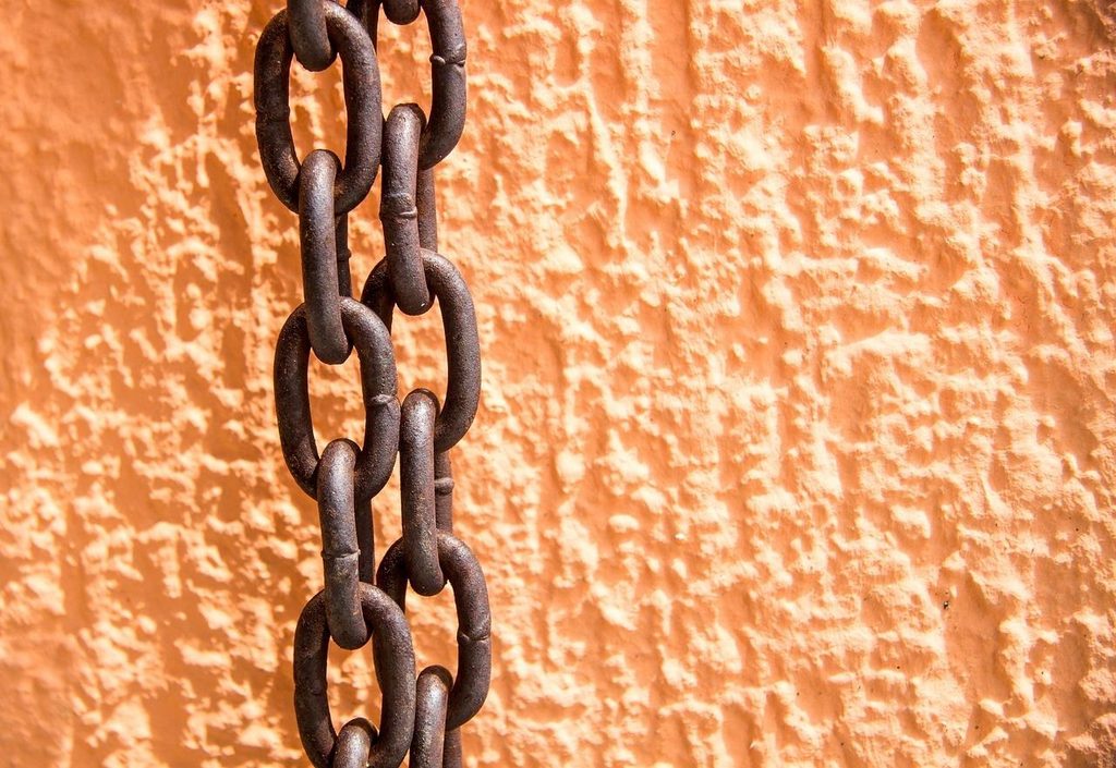 Las nuevas cadenas que nos esclavizan son nuestro mayor tormento