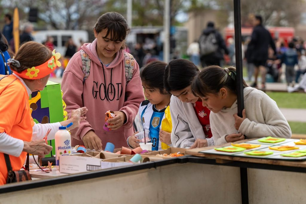“Mundo Mágico de las Infancias” convocó a las familias a disfrutar de una tarde llena de diversión