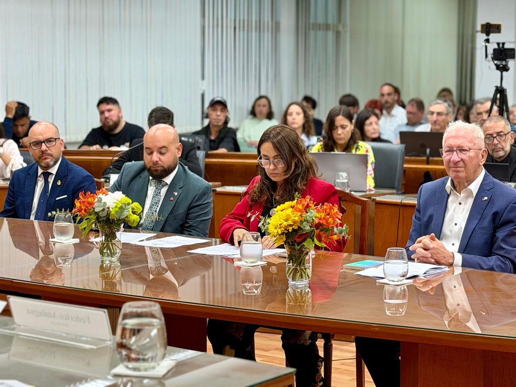 Emocionante recibimiento a las delegaciones en el Concejo Municipal