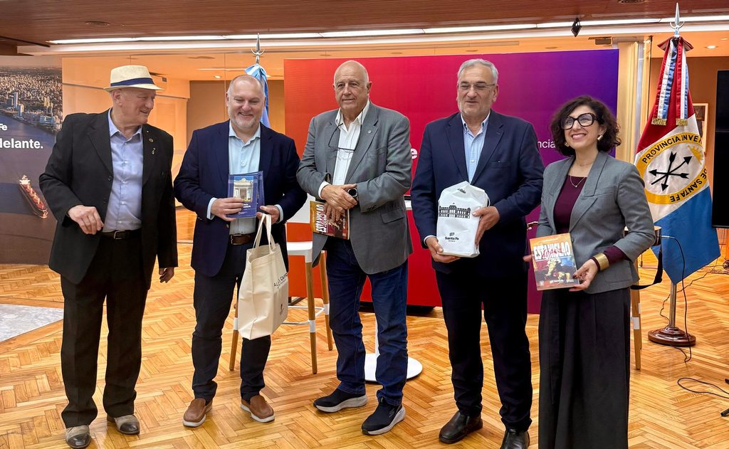 Presentaron la obra “La Argentina de los barcos” de Julián Ratti en la Casa de Santa Fe en Buenos Aires