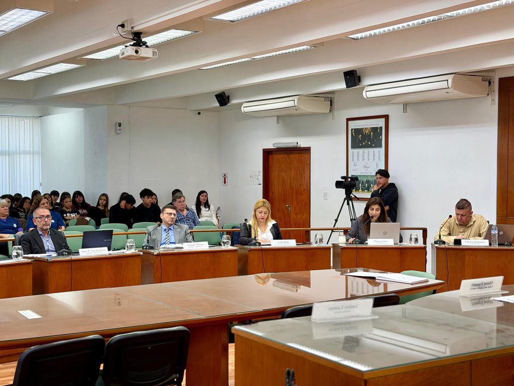 La encuesta de victimización y los minibuses dispararon las peleas de siempre